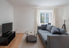 Maunsell Spacious 1 Bedroom Apartment with Parking in Crawely by Sublime Stays